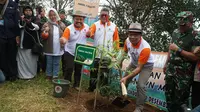 Gubernur Jawa Barat Ridwan Kamil turut menanam pohon di Kawasan Bandung Utara tepatnya di Desa Cimenyan, Kabupaten Bandung. (Liputan6.com/Huyogo Simbolon)