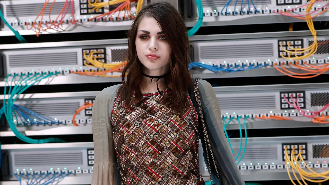 20161005-Frances-Bean-Cobain-Prancis-Paris-Fashion-Week-AFP