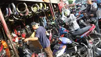 Sejumlah motor yang mengantre untuk di service di bengkel sepeda motor di Jakarta, Jumat (16/6). Pemilik bengkel mengaku setiap menjelang lebaran, bengkel miliknya selalu ramai konsumen. (Liputan6.com/Immanuel Antonius)
