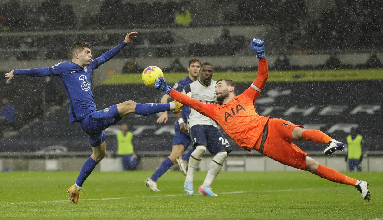 Hugo Lloris keluar dari sarangnya untuk menghalau bola yang akan disambar Christian Pulisic. (Foto: AFP/Pool/Kirsty Wigglesworth)