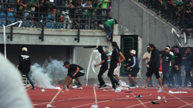 Hasil gambar untuk persebaya vs arema fc piala presiden 2019 ricuh lempar botol