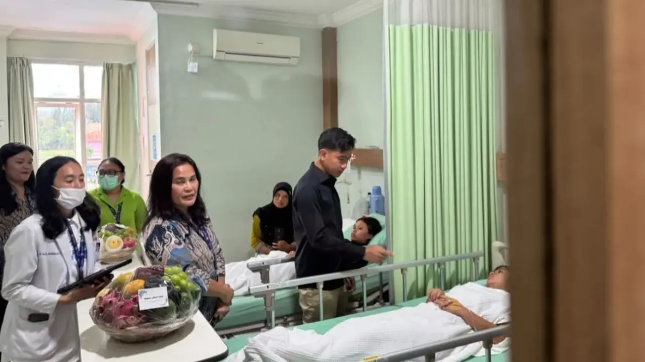 Wakil Presiden Gibran Rakabuming Raka saat mengunjungi pasien keracunan makanan di Rumah Sakit Efarina Etaham, Berastagi, Kabupaten Karo, Sumatra Utara, Jumat (11/9/2026). (Setwapres)
