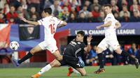 Aksi pemain Manchester United, Alexis Sanchez berusaha merebut bola dari kaki pemain Sevilla, Jesus Navas pada laga 16 besar Liga Champions di Ramon Sanchez Pizjuan stadium, Seville, (21/2/2018). Babak pertama berakhir imbang 0-0.(AP/Miguel Morenatti)