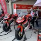 Situasi paddock Astra Honda Racing Team (AHRT) jelang balapan perdana ARRC Mandalika 2023, Sabtu (11/8/2023). (Liputan6.com/Melinda Indrasari)