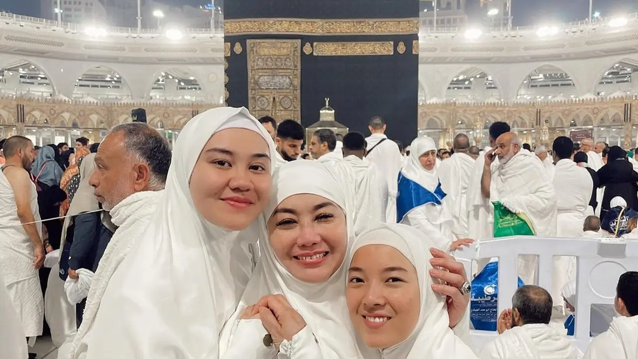 8 Potret Aaliyah Massaid Jalani Umroh dengan Reza Artamevia, Menangis Haru