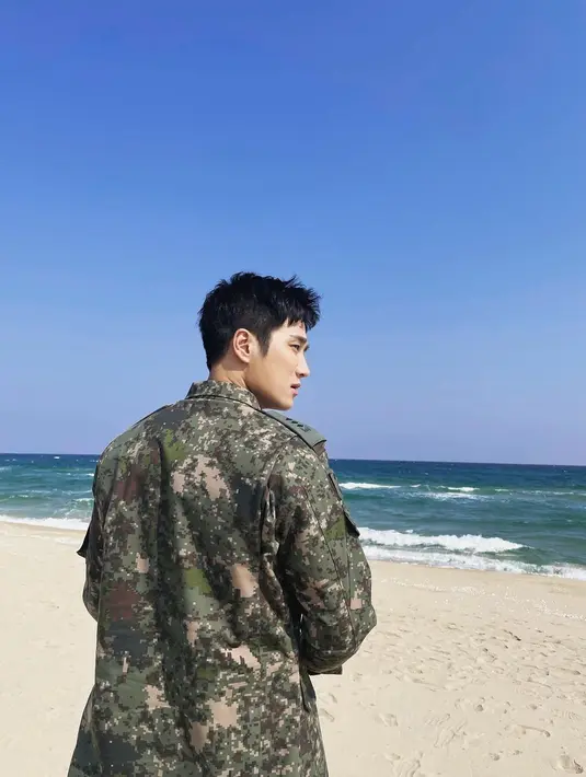 Siapa yang setuju Ahn Bo Hyun makin terlihat gagah dalam balutan baju militer? [@bohyunahn]