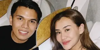 Sambil menikmati kudapan di pesawat, Aaliyah dan Thariq tampil serasi dengan kaos pendek yang nyaman.  [@aaliyah.massaid/@thariqhalilintar].