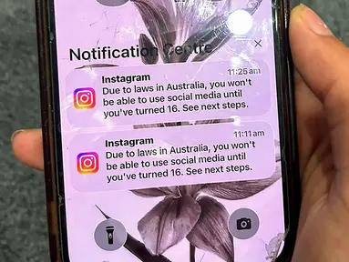 Seorang remaja memegang ponsel yang menampilkan pesan dari platform media sosial Instagram setelah akunnya dikunci untuk verifikasi usia di Sydney, Australia pada Selasa 9 Desember 2025. Australia akan melarang anak di bawah 16 tahun menggunakan media sosial mulai Rabu 10 Desember 2025. (Foto oleh AFP)