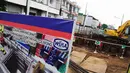 Sebuah alat berat digunakan para pekerja untuk menyelesaikan proyek tahap awal galian sodetan Kali Ciliwung di kawasan Otista, Jakarta, Kamis (10/7/14). (Liputan6.com/Faizal Fanani)