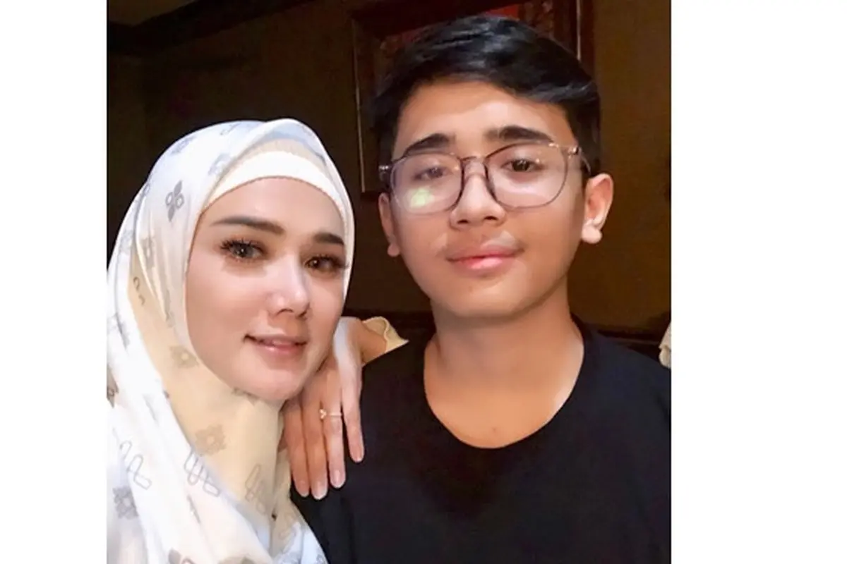 7 Potret Kebersamaan Mulan Jameela dengan Putra Pertamanya yang Jarang Tersorot