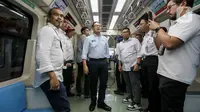 Wakil Menteri Badan Usaha Milik Negara (BUMN) Kartika Wirjoatmodjo (tengah) saat menjajal Lintas Raya Terpadu Jakarta, Bogor, Depok, Bekasi (LRT Jabodebek) di Stasiun LRT Dukuh Atas, Jakarta, Senin (21/8/2023). (Liputan6.com/Faizal Fanani)