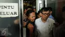 Menteri Hukum dan HAM, Yasonna Laoly (kanan) berjalan meninggalkan gedung Nusantara II Kompleks Parlemen RI, Jakarta, Kamis (26/11/2015). Rencananya, Yasonna Laoly akan melakukan raker dengan Badan Legislasi DPR RI. (Liputan6.com/Helmi Fithriansyah)