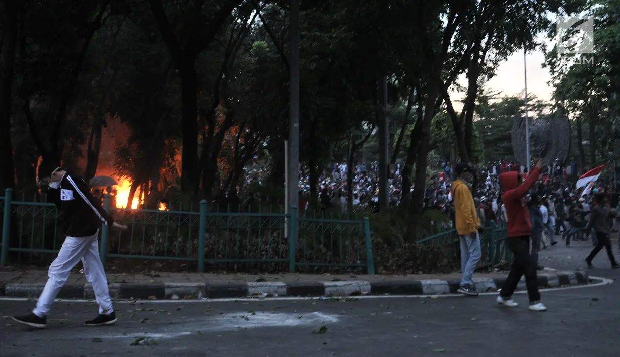 Massa terlibat bentrok dengan polisi di depan Gedung Badan Pemeriksa Keuangan (BPK), Gatot Subroto, Senin (30/9/2019). Buntut dari kerusuhan itu, aparat kepolisian melepaskan tembakan gas air mata guna membalas serangan petasan yang dilemparkan para pengunjuk rasa. (merdeka.com/Iqbal Nugroho)