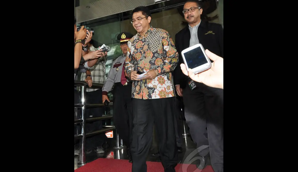 Franky Sibarani berjalan keluar gedung KPK usai menyerahkan Laporan Harta Kekayaan Penyelenggara Negara (LHKPN), Jakarta, Selasa (6/1/2015). (Liputan6.com/Miftahul Hayat)
