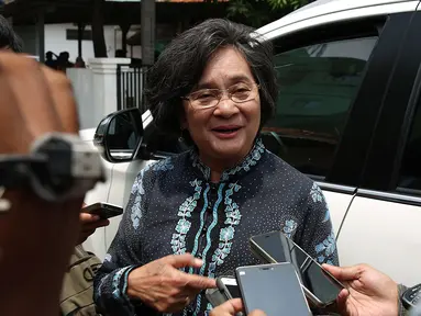 Mantan Menteri Negara Pemberdayaan Perempuan di kabinet Indonesia bersatu pada 2004-2009 Meutia Hatta  berjalan usai mengunjungi mantan Menteri Kesehatan Siti Fadilah Supari di Rutan Pondok Bambu, Jakarta, Kamis (10/11). (Liputan6.com/Johan Tallo)