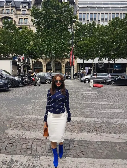 Untuk tampilan yang lebih kasual, kamu bisa mengenakan sepatu boots yang dipadukan dengan rok selutut. Seperti yang dilakukan Zaskia Gotik, atasan turtleneck atau kemeja bisa jadi pilihan untuk tampil kasual. (instagram/zaskia_gotix)