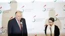 Menlu Mesir, Sameh Soukry (kiri) dan Menlu RI, Retno Marsudi melakukan pertemuan bilateral di sela pertemuan KTT Luar Biasa OKI di Jakarta, Minggu (6/2/2016).  Indonesia meminta kemudahan investasi di Mesir. (Liputan6.com/Faizal Fanani)