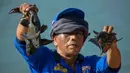 Ikan yang ditangkap akan langsung dimusnahkan secara higienis di lokasi tertentu. Tampak dalam foto, petugas dari Dinas Sumber Daya Air (SDA) DKI Jakarta menangkap ikan sapu-sapu dari salah satu danau yang terhubung dengan sungai di Jakarta pada Jumat 24 April 2026. (BAY ISMOYO/AFP)