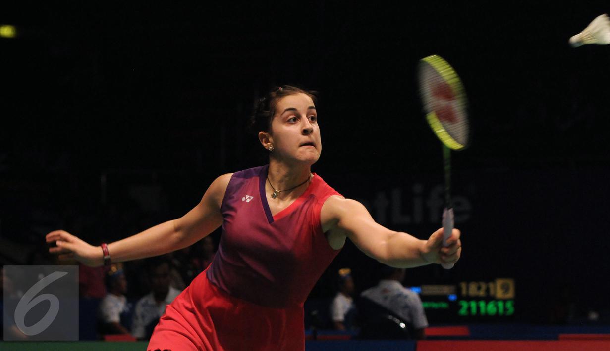 Carolina Marin berusaha mengembalikan bola saat laga melawan Hera Desi (Indonesia) di BCA Indonesia Open 2016 di Istora Senayan Jakarta, Selasa (31/5). Carolina Marin menang dua set langsung 21-18, 21-11. (Liputan6.com/Helmi Fithriansyah)