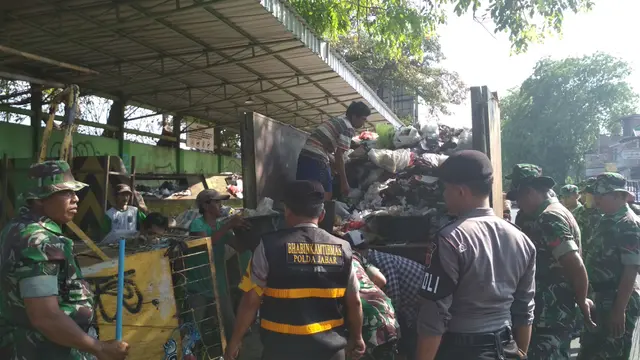 TNI Polri Selidiki Penyebab Tumpukan Sampah di TPSS Cirebon