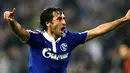 Raul bersorak usai mencetak gol ketika Schalke 04 mengalahkan St Pauli pada lanjutan Bundesliga di Veltins Arena, 5 November 2010. AFP PHOTO/PATRIK STOLLARZ