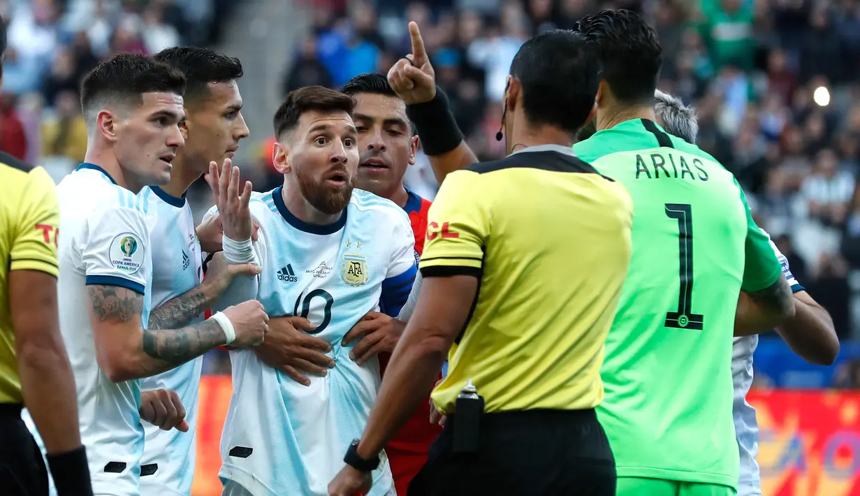Penyerang Argentina, Lionel Messi memprotes keputusan wasit Mario Diaz yang memberikannya kartu merah selama pertandingan melawan di Copa America 2019 di Arena Corinthians, Brasil (6/7/2019). Kartu merah pertama Messi terjadi saat melawan Hungaria pada 17 Agustus 2005. (AP Photo/Victor R. Caivano)