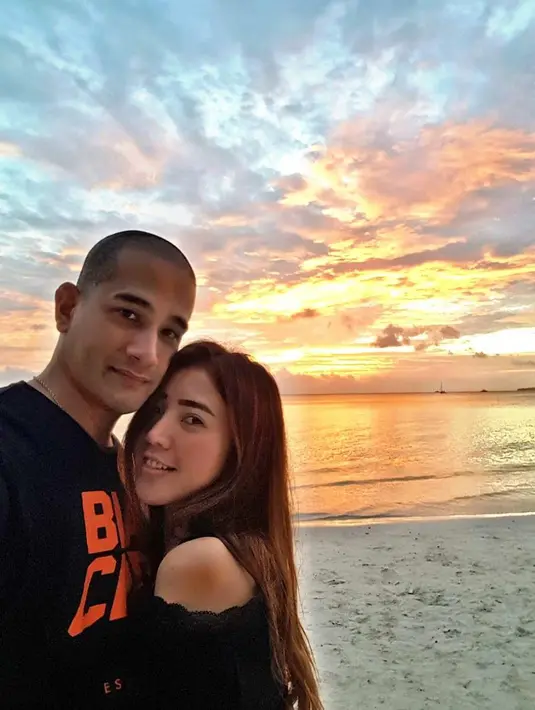 Oleh penyanyi Sammy Simorangkir, Okan dituding sebagai penyuka sesama jenis. Kabar tersebut membuat kaget keluarga calon istrinya yang belum terbiasa dengan kehidupan selebriti. (Instagram/lee_889)