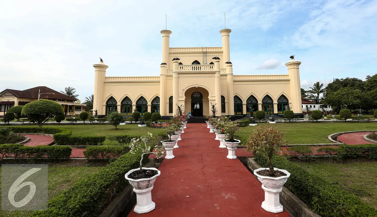 Penampakan luar Istana Siak Sri Indrapura di Kabupaten Siak, Riau, Kamis (21/7). Istana Siak Sri Indrapura adalah istana peninggalan Kesultanan Siak yang merupakan kerajaan Islam terbesar di Riau saat abad 16-20. (Liputan6.com/Faizal Fanani)