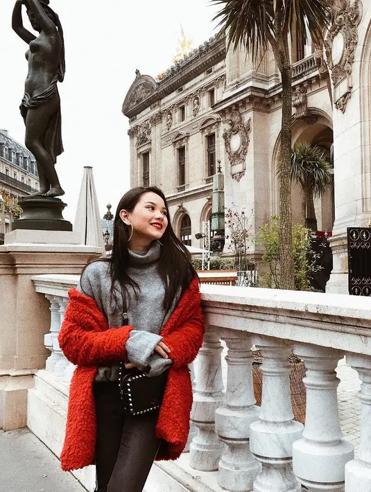 Sekarang ini Alyssa sedang menetap di Paris untuk menyelesaikan studinya, dan begini lah penampilan Alyssa yang berhasil bikin Al Ghazali terpikat. Terlebih saat memakai outer berbulu merahnya ini. (Instagram/alysssadaguise)