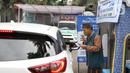 Petugas Amil Zakat melayani warga yang membayar zakat fitrah melalui sistem "drive thru" di Masjid Nurul Hidayah, Tanah Kusir, Jakarta, Selasa (19/5/2020). Layanan zakat "drive thru" selama pandemi COVID-19 ini diberlakukan dengan protokol kesehatan dan keselamatan. (Liputan6.com/ Johan Tallo)