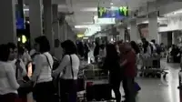Sebagian penumpang terpaksa bermalam di Bandara Halim Perdanakusuma.