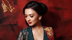 Aura kecantikan perempuan berdarah Melayu, Batak, Tionghoa, dan Pakistan ini memang tidak diragukan lagi saat ia memakai kebaya. Raline Shah terlihat sangat anggun dengan mengenakan kebaya warna gelap. (Liputan6.com/IG/@ralineshah)