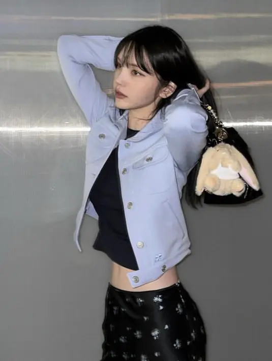 Ia pun memiliki mata sipit berkarakter serta perut ratanya terlihat ketika mengenakan atasan hitam crop top dipadukan denimnya.  (@xooos_)