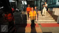 Anggota Majelis Hakim PTUN Medan Dermawan Ginting (depan) dan Amir Fauzi meninggalkan Gedung KPK, Jakarta, Kamis (22/9/2015). Dermawan Ginting diperiksa terkait kasus dugaan suap yang melibatkan OC Kaligis. (Liputan6.com/Helmi Afandi)