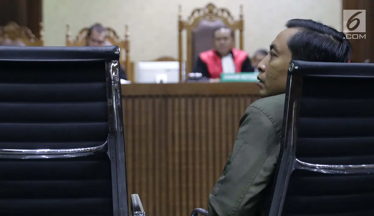 Staf khusus Menteri Agama, Gugus Joko Waskito saat menjadi saksi pada sidang lanjutan dugaan suap seleksi pengisian jabatan di Kemenag dengan terdakwa Haris Hasanuddin dan M Muafad Wirahadi di Pengadilan Tipikor, Jakarta, Rabu (10/7/2019). (Liputan6.com/Helmi Fithriansyah)