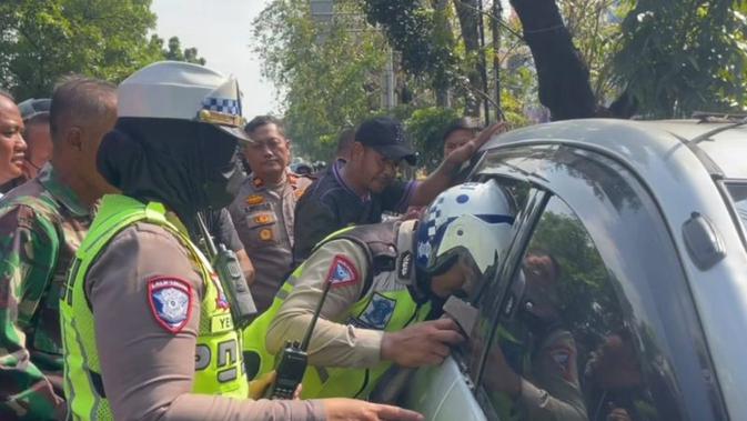 Pria Tewas Membiru Dalam Mobil, Polisi Temukan Barang Diduga Penyebab Kematian