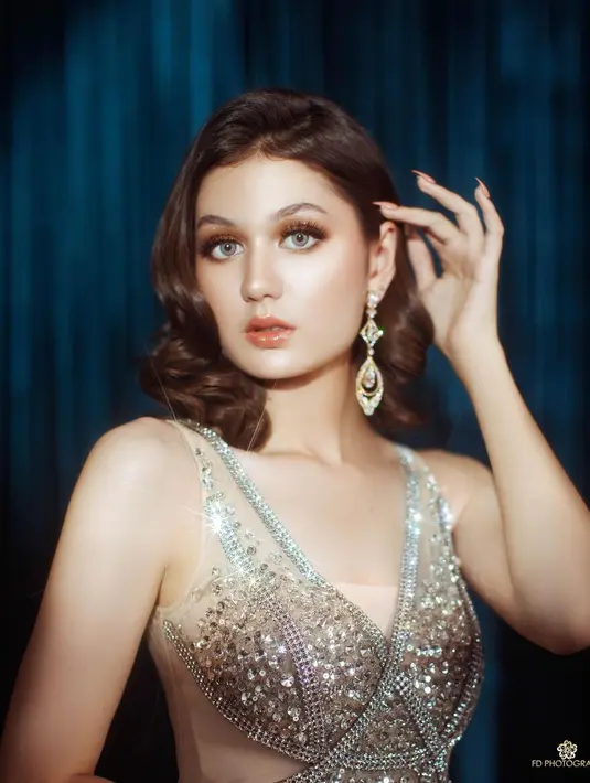 Kecantikan Zoe Abbas Jackson sudah tak diragukan lagi, menggandeng MUA ternama, paras Zoe Abbas dengan makeup yang disebut mirip barbie hidup ini terlihat mulus dan sempurna. (Liputan6.com/IG/@zoeabbasjackson).