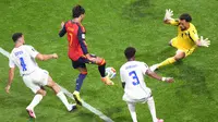 Vozinha memang sukses membuat frustrasi lini depan Timnas Spanyol, sang juara Eropa. (AP Photo/Jacob Kupferman)