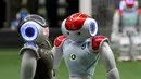 Pemain sepak bola robot berebut bola dalam bertanding RoboCup Asia-Pacific Tianjin Invitational Tournament 2019 di Tianjin, China, Jumat (17/5/2019). (REUTERS/Jason Lee)