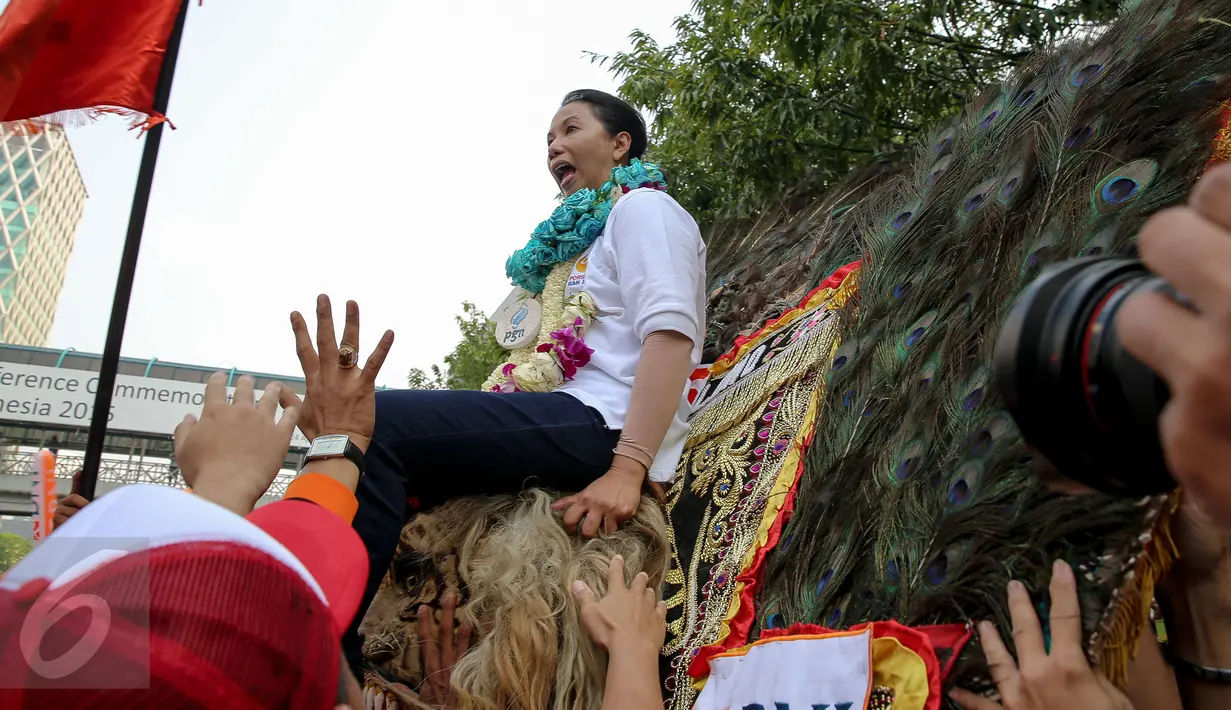 Menteri BUMN Rini Soemarno naik di atas kepala Reog saat pembukaan PORSENI BUMN 2015, Jakarta, Minggu (8/11/2015). Acara ini diharapkan mampu memunculkan bintang-bintang baru di berbagai cabang olah raga dan kesenian. (Liputan6.com/Faizal Fanani)