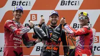 Binder berhasil memenangi MotoGP Austria 2021 dengan waktu tercepat 40 menit 43,938 detik dan unggul atas Francesco Bagnaia di posisi kedua. Sementara Jorge Martin harus puas finis di posisi ketiga. (Foto: AP/Steve Wobser)