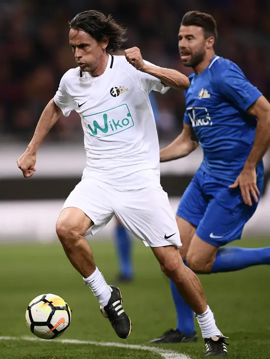 Legenda sepak bola Italia, Filippo Inzaghi membawa bola saat pertandingan perpisahan Andrea Pirlo, di Stadion Milan San Siro, Italia, (21/5). (AFP Photo / Marco Bertorello)