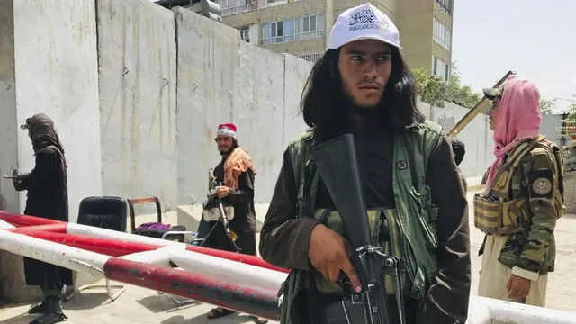 Taliban sedang berjaga di pos pemeriksaan yang sebelumnya dijaga oleh pasukan Amerika di dekat kedutaan besar AS, di Kabul, Afghanistan, Selasa (17/8/2021) (AP Photo)