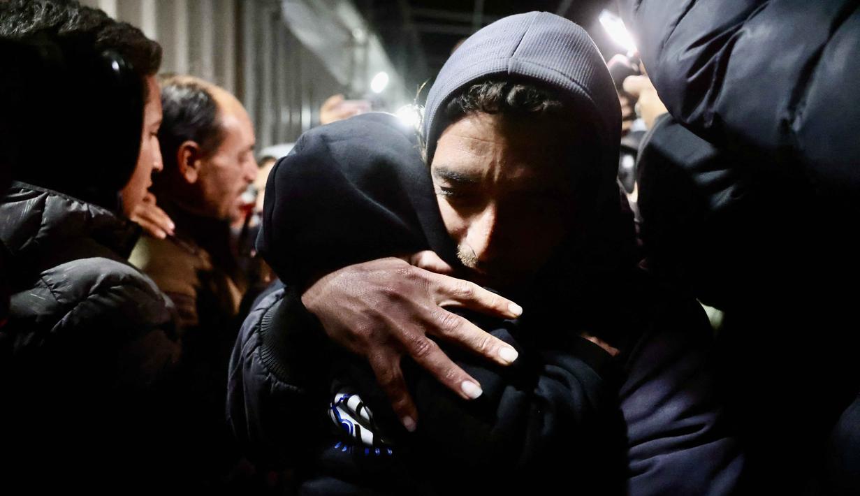 Warga Palestina yang datang dari penyeberangan Rafah, Mesir, tiba di Rumah Sakit Nasser di Khan Yunis, Jalur Gaza selatan pada 2 Februari 2026. Beberapa warga Palestina yang kembali dari Mesir telah tiba di Rumah Sakit Nasser di Khan Yunis, Jalur Gaza selatan. (Bashar Taleb/AFP)