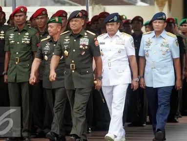 Panglima TNI, Jenderal Gatot Nurmantyo didampingi KASAU, KASAL dan KASAD memimpin upacara ziarah tabur bunga di Taman Makam Pahlawan Kusumanegara,Yogyakarta, Rabu (28/9). (Liputan6.com/ Boy Harjanto)