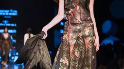 Model berjalan di atas catwalk membawakan busana Autumn Winter 2018 karya desainer asal India, Nina Dhaka selama Amazon India Fashion Week di New Delhi (15/3). (AFP Photo/Chandan Khanna)