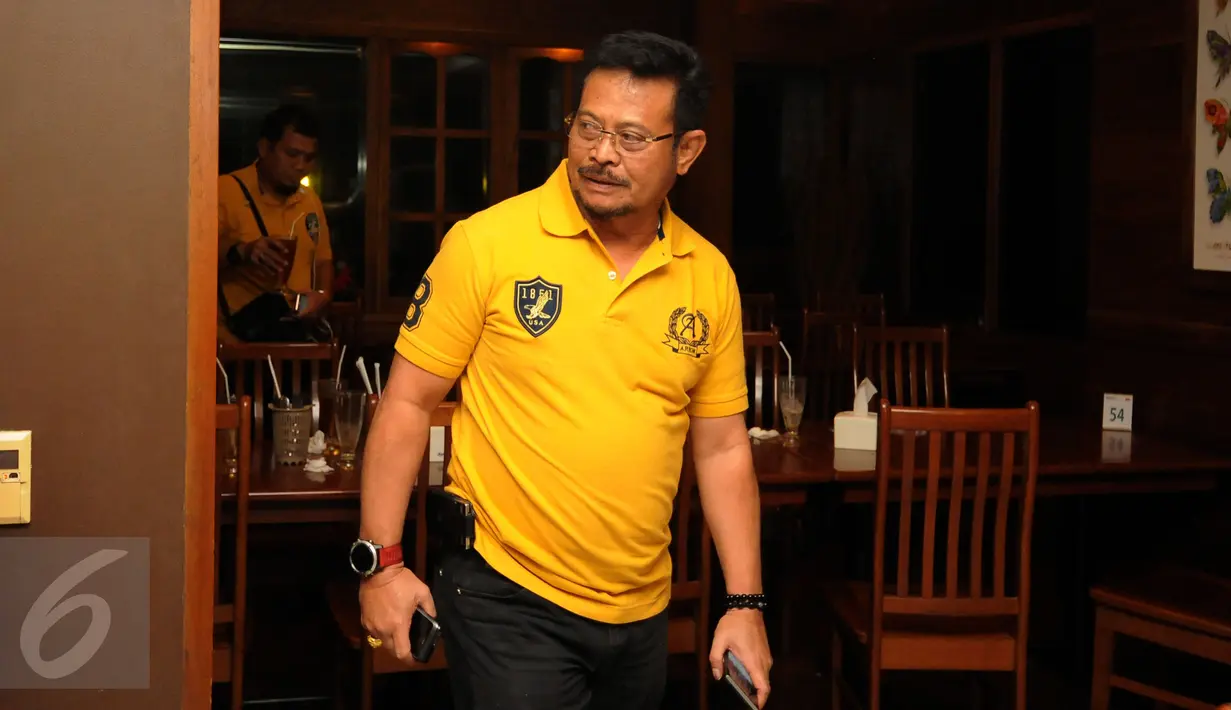 Syahrul Yasin Limpo bersiap memberikan keterangan terkait pencalonan dirinya sebagai Calon Ketua Umum Partai Golkar, Jakarta, Minggu (8/5/2016). Syahrul mendapat nomor 8 pasca pencabutan nomor oleh SC Munaslub Golkar. (Liputan6.com/Helmi Fithriansyah)