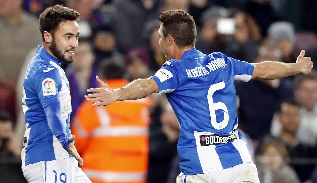 Pemain Leganes merayakan gol yang dicetak Unai Lopez ke gawang Barcelona. Leganes sempat menyamakan kedudukan 1-1 pada menit ke-71 setelah Unai Lopez memanfaatkan umpan Daniel Machis. (EPA/Alberto Estevez)