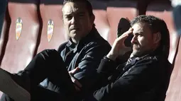 Pelatih Barcelona, Luis Enrique (kanan) terlihat santai menyaksikan anak asuhnya berlaga  melawan Levante pada lanjutan La Liga Spanyol pekan ke-22 di Stadion Ciutat de Valencia, Valencia, Minggu (7/2/2016).  (AFP/Jose Jordan)