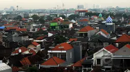 Kepadatan bangunan di Kota Surabaya terlihat dari ketinggian, Jumat (17/4/2015). Pada 2014 lalu, pertumbuhan penduduk di Surabaya rata-rata 1,86 persen per tahun (dikutip dari suarasurabaya.net). (Liputan6.com/Helmi Fithriansyah)